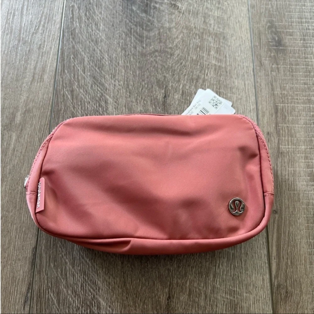 Lululemon Everywhere Belt Bag in Briar Rose
